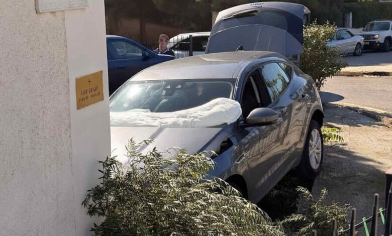 Jaguar μπήκε να ανάψει κερί στον Άγιο Νικόλαο Γλυφάδας