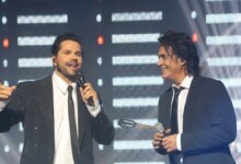 Γιώργος Τσαλίκης: Η έκπληξη του Διονύση Σχοινά στη σκηνή για τα γενέθλιά του και το φιλί με τη σύζυγό του