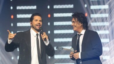 Γιώργος Τσαλίκης: Η έκπληξη του Διονύση Σχοινά στη σκηνή για τα γενέθλιά του και το φιλί με τη σύζυγό του