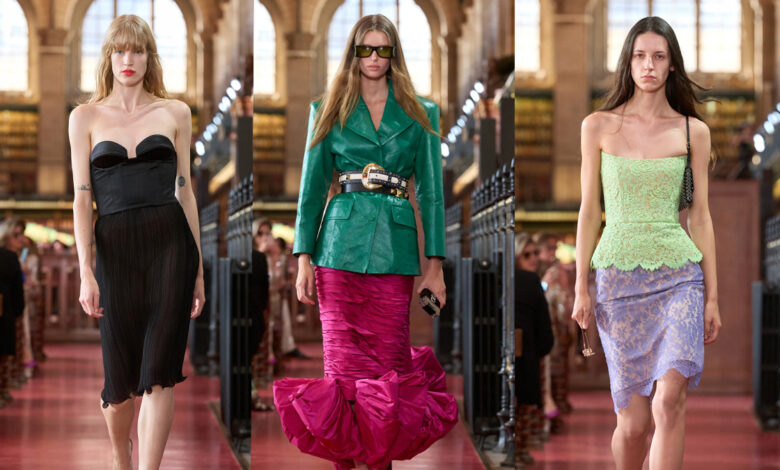 Valentino SS27: Η επίδειξη μόδας στη βιβλιοθήκη του Παρισιού