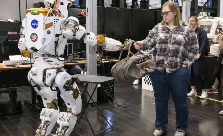 Πώς η NASA ετοιμάζει ανθρωποειδή ρομπότ για αποστολές στη Σελήνη
