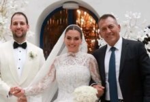 Νίκη Βρούτση και Αναστάσιος Πολίτης ενώ χορεύουν τις «Καμπάνες» του Κωνσταντίνου Αργυρού στο γαμήλιο γλέντι τους