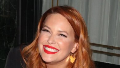 Σίσσυ Χρηστίδου: Η υποδοχή του γιου της στο αεροδρόμιο «Ελευθέριος Βενιζέλος» με μια μεγάλη ανθοδέσμη